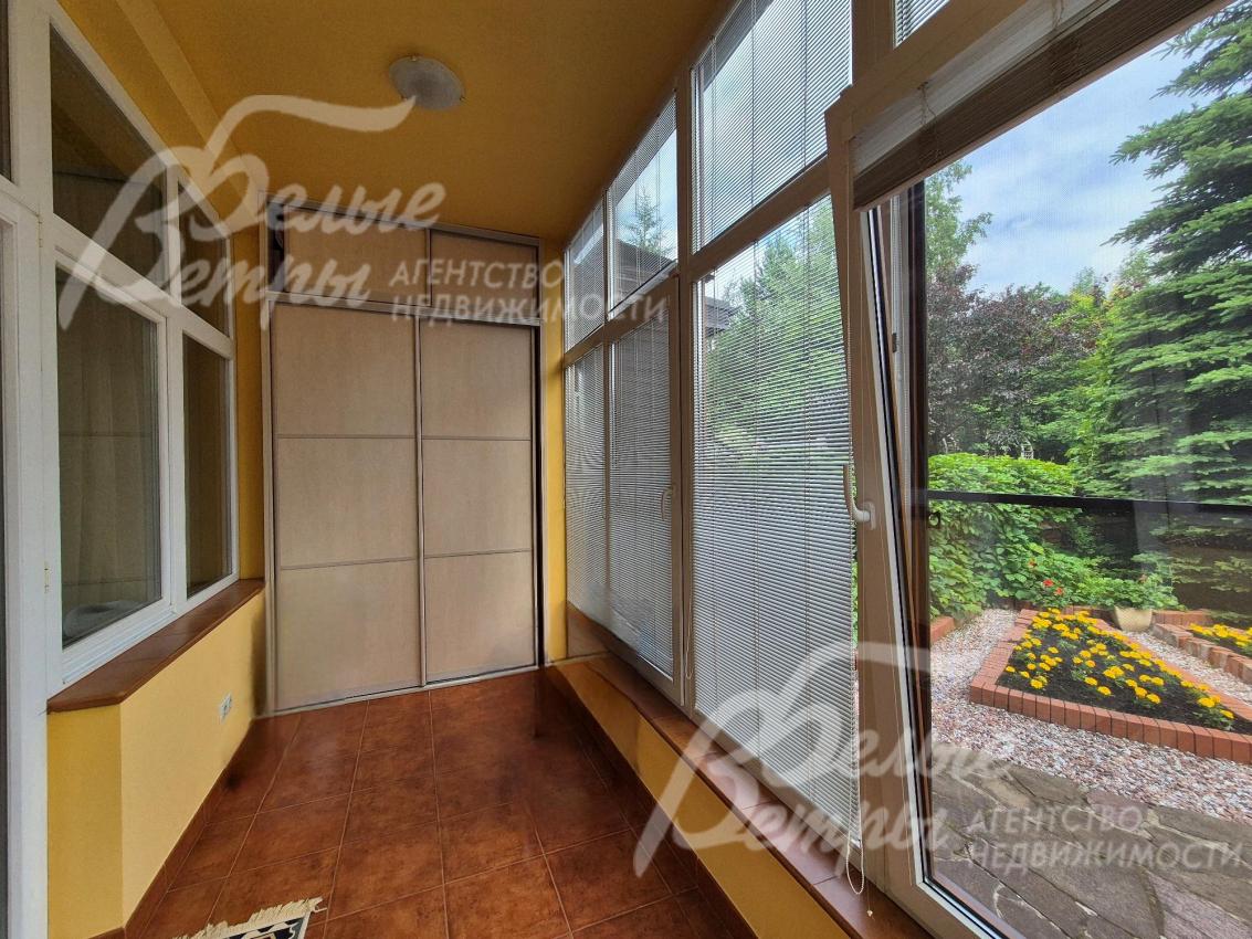 Закрытая отапливаемая веранда с выходом на участок.