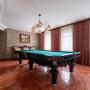 Просторная комната отдыха 43 кв.м с бильярдом
