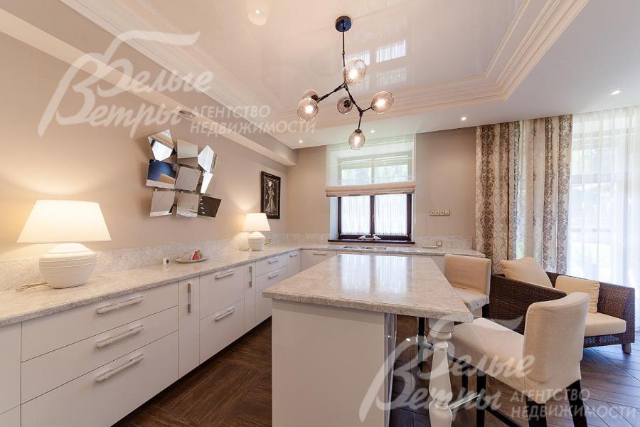 Кухня с барной стойкой в белом цвете