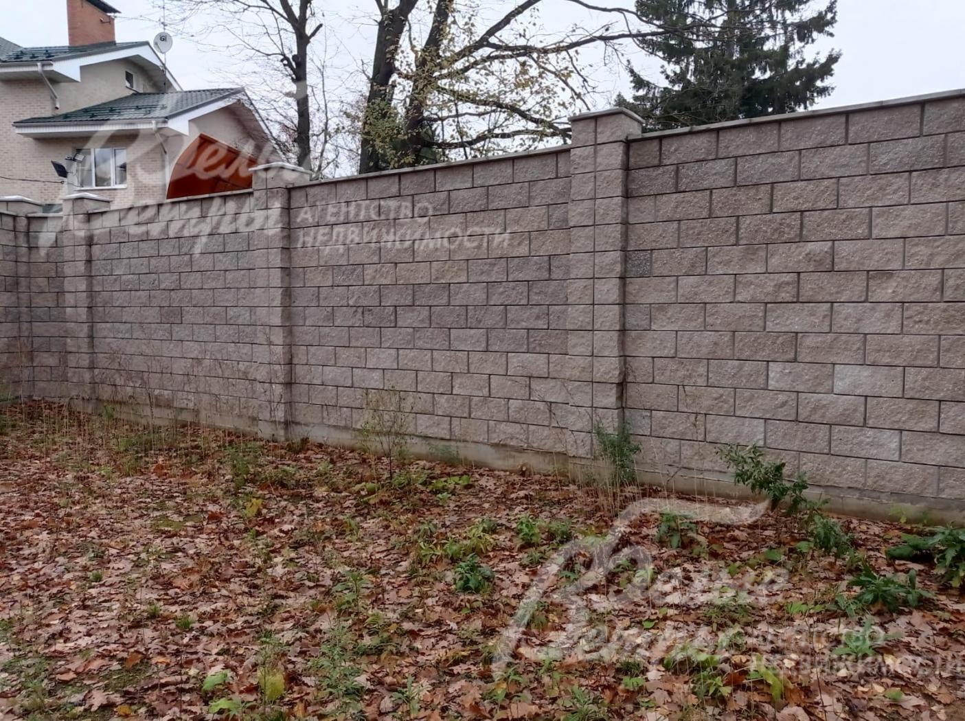 Огорожен 3-метровым каменным забором с задней стороны участка  