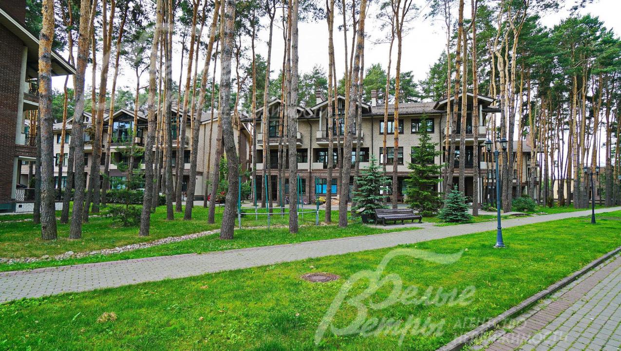 75 домовладений (47 секций из которых половина таунхаусы многоуровневые, а половина одноуровневые квартиры)