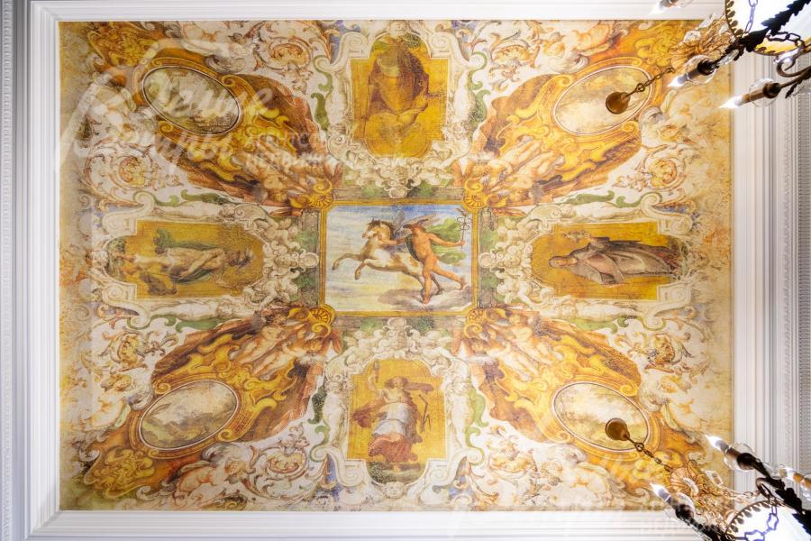 Потолок столовой украшает фреска, выполненная по индивидуальному эскизу