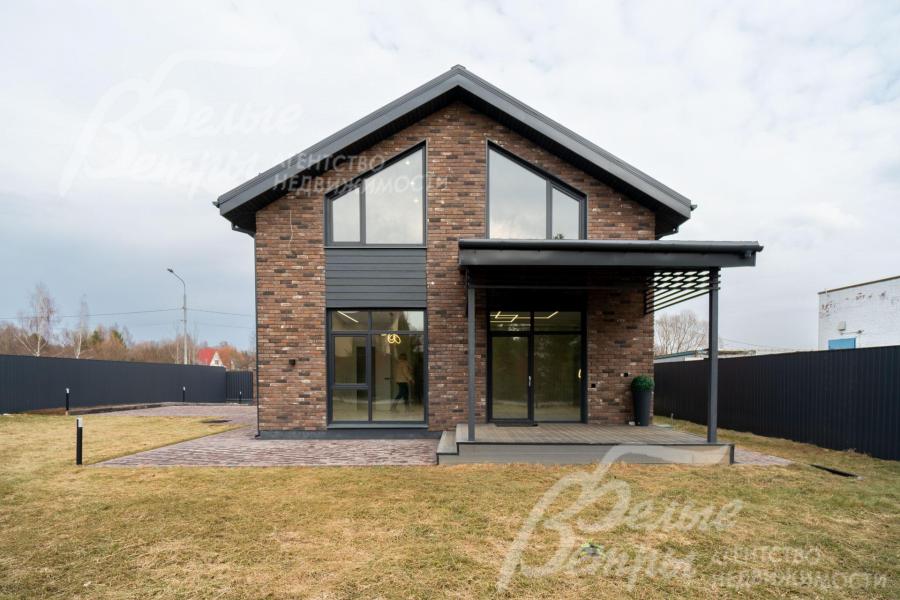 В дом витражные двухкамерные энергосберегающие окна с видом на пруд. 