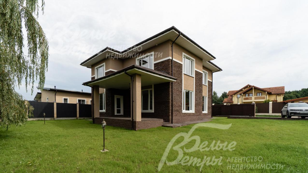 Участок огорожен забором из профлиста на каменных столбах с бетонным цоколем