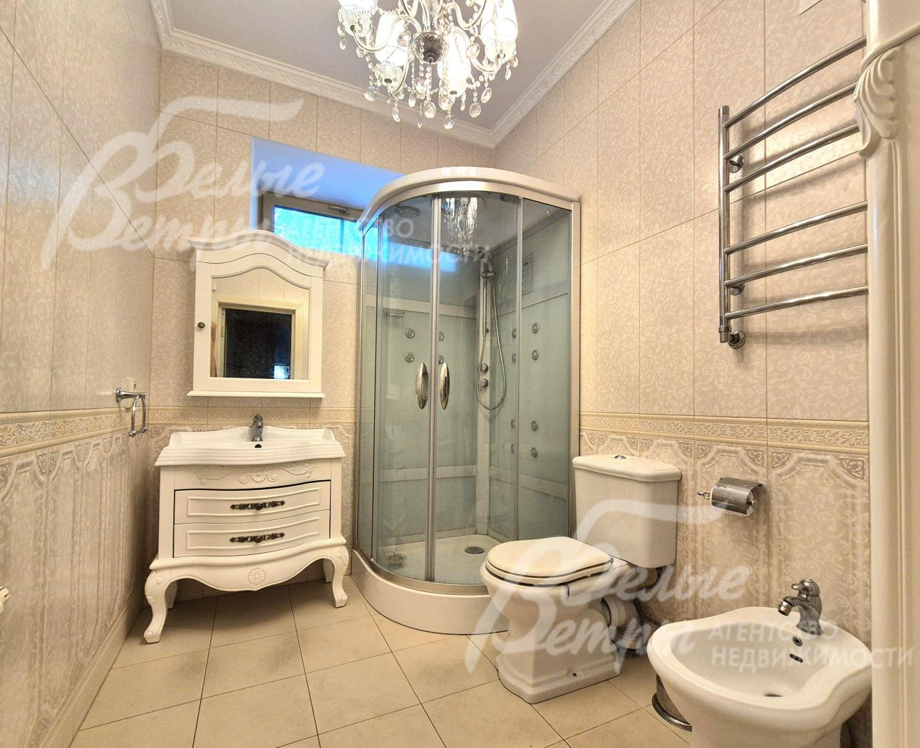 Санузел с душевой на 1-ом этаже.