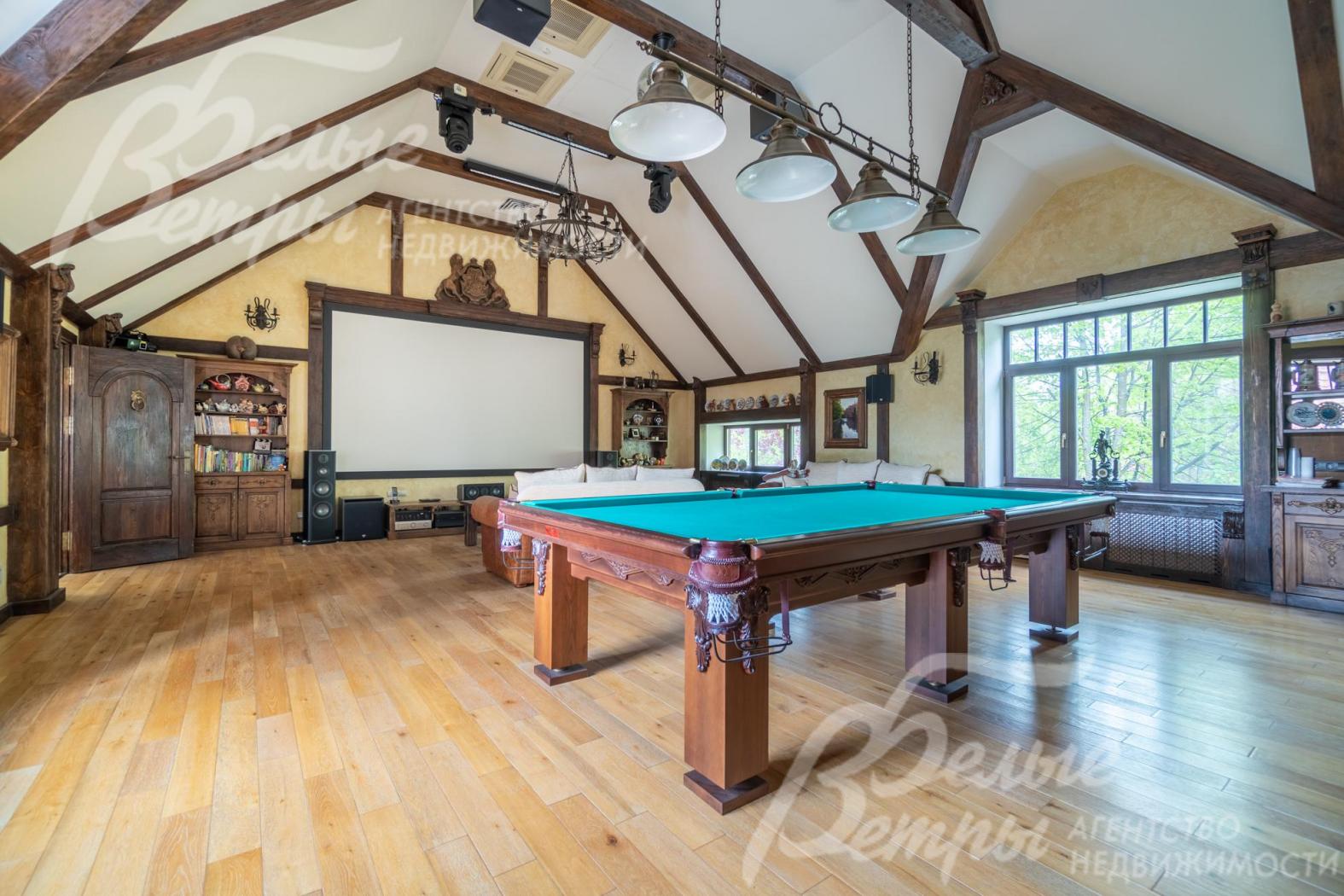 В кинозале расположен бильярдный стол 12 футов