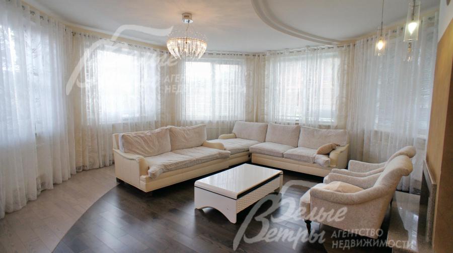 Гостиная 33.5 кв.м с выходом на питио