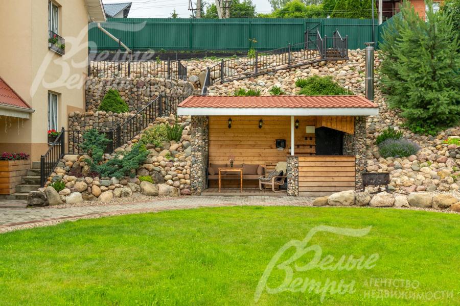 Естественные перепады высот на участке органично вписаны в общую ландшафтную композицию