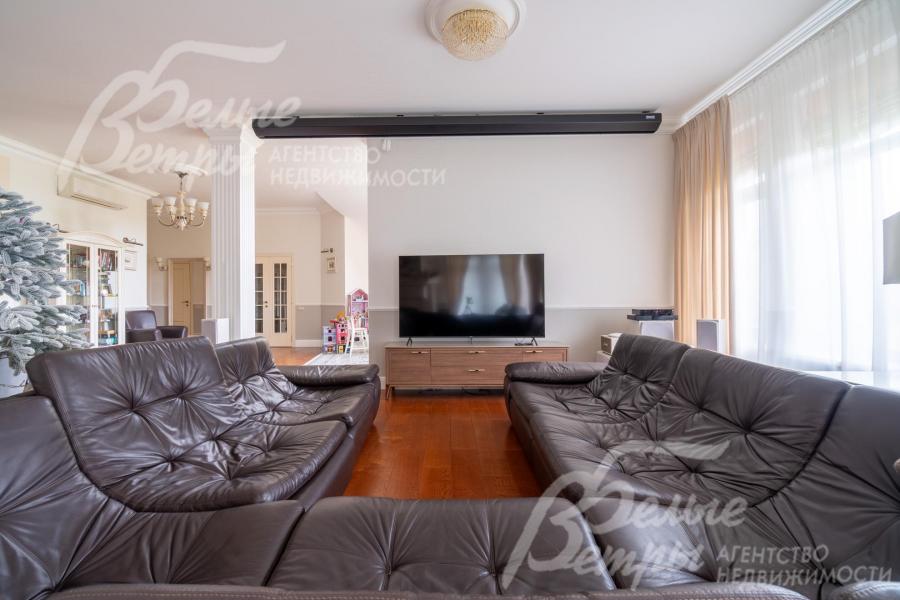 В гостиной установлена удобная диванная группа возле телевизора