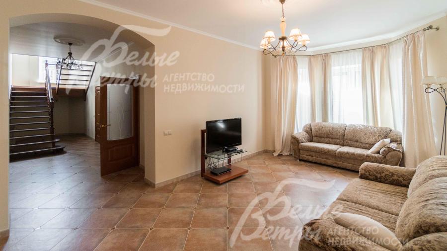 На полу испанский керамогранит 