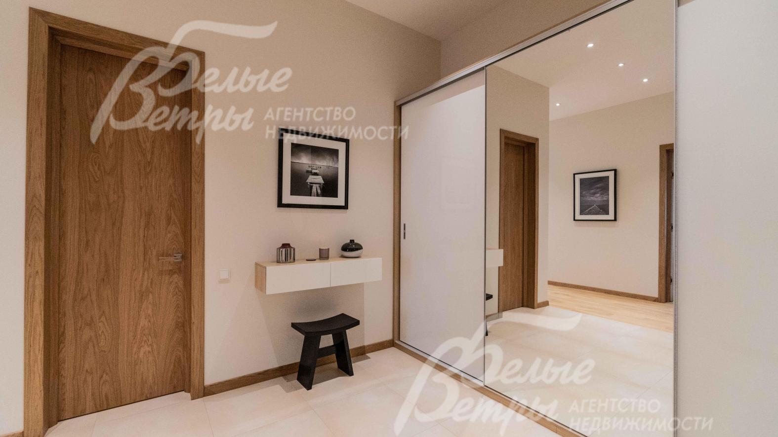 Прихожая 11,6 кв.м с большим шкафом и гардеробной 