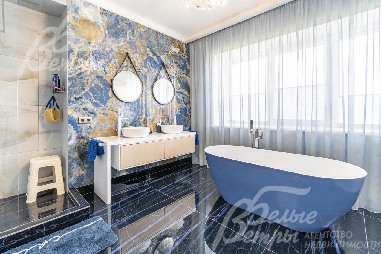 Санузел с ванной и душевой в мастер-спальне