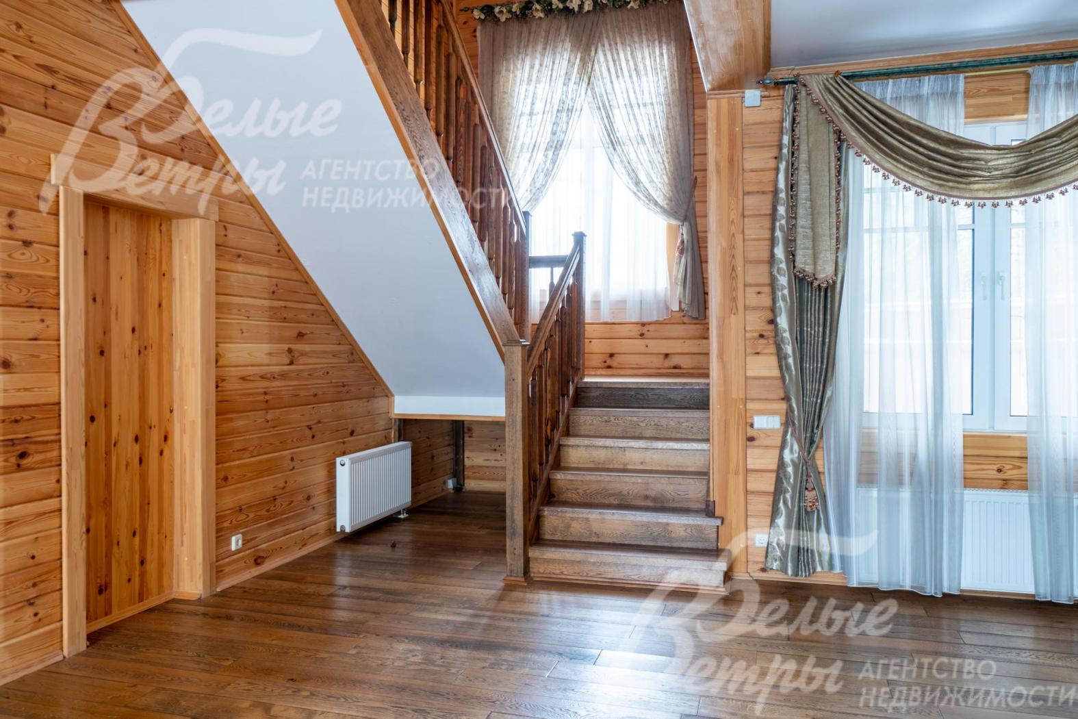 На второй этаже ведёт лестница из массива дуба