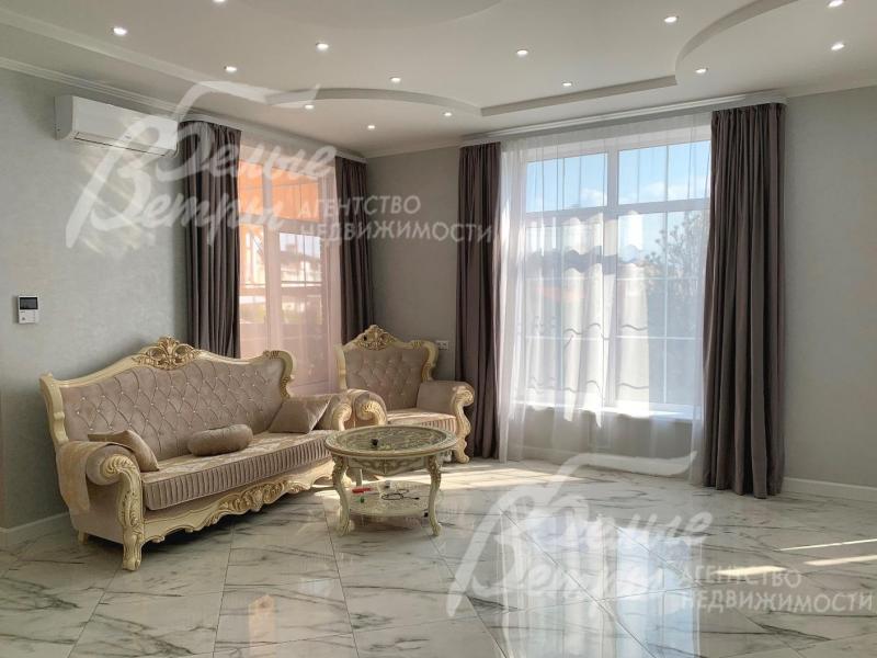 Изящный мягкий гостиный гарнитур в светлых тонах.