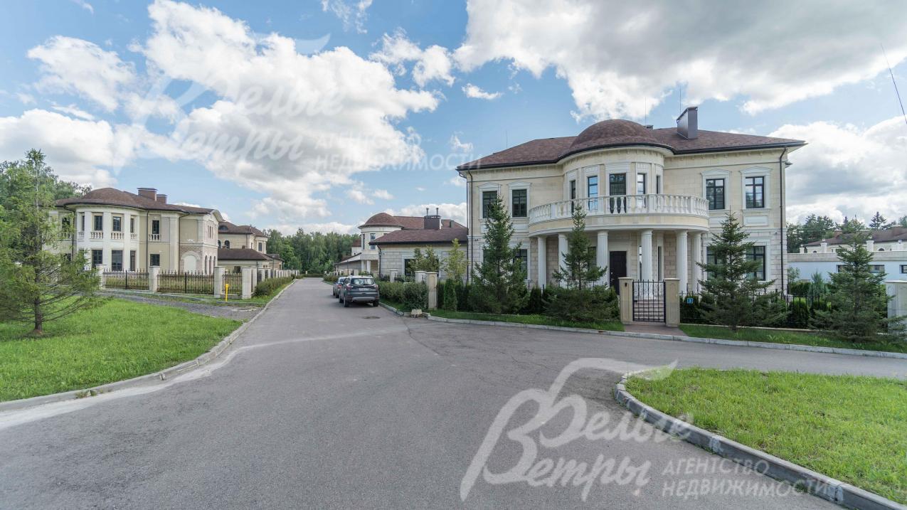 Широкие освещенные дороги в поселке Идиллия