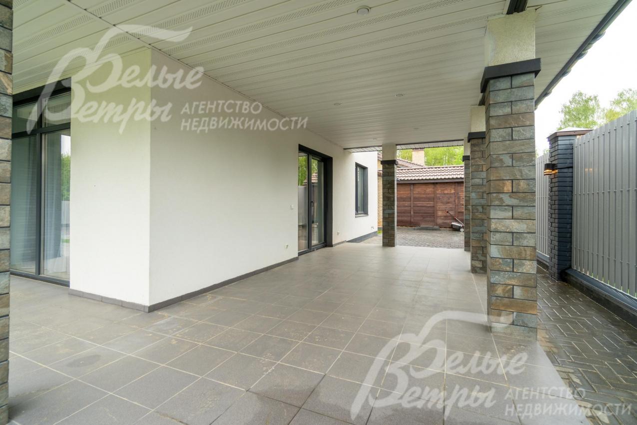 На первом этаже - крытая терраса 25 кв.м