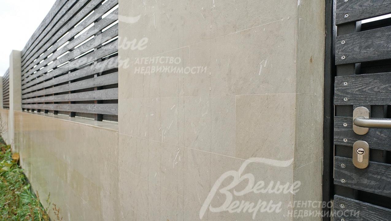 По проекту дом должен быть облицован известняком - (как фасад забора) 