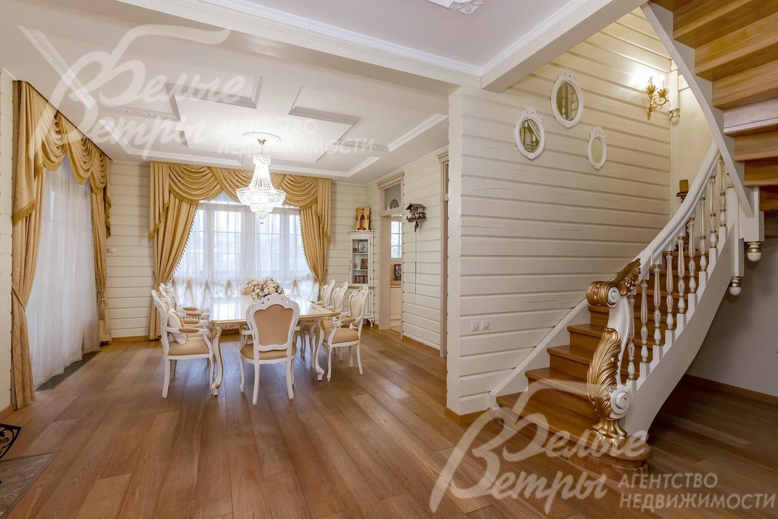 Деревянная лестница из массива стандартной ширины, поручни также из массива покрашены в белый цвет с золотыми декоративными элементами