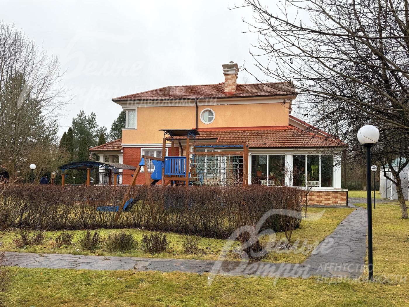 Участок находится в центре коттеджного посёлка, рядом со спортивным комплексом, водным каналом и прогулочным парком