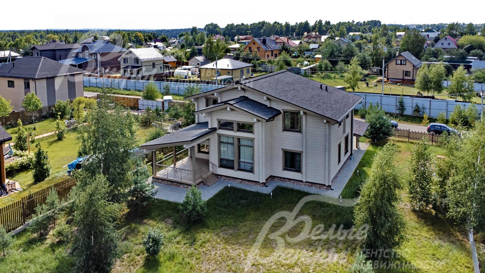 Дом из клееного бруса в камерном поселке