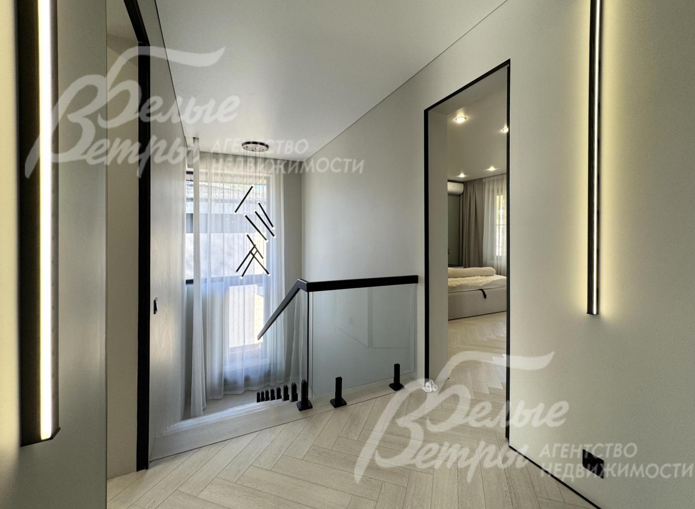 Холл второго этажа. В цветовой гамме отделки дома доминируют светлые холодные тона