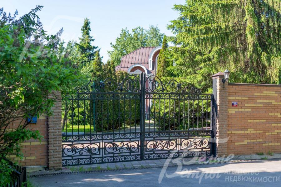 Кованые ворота при въезде на участок
