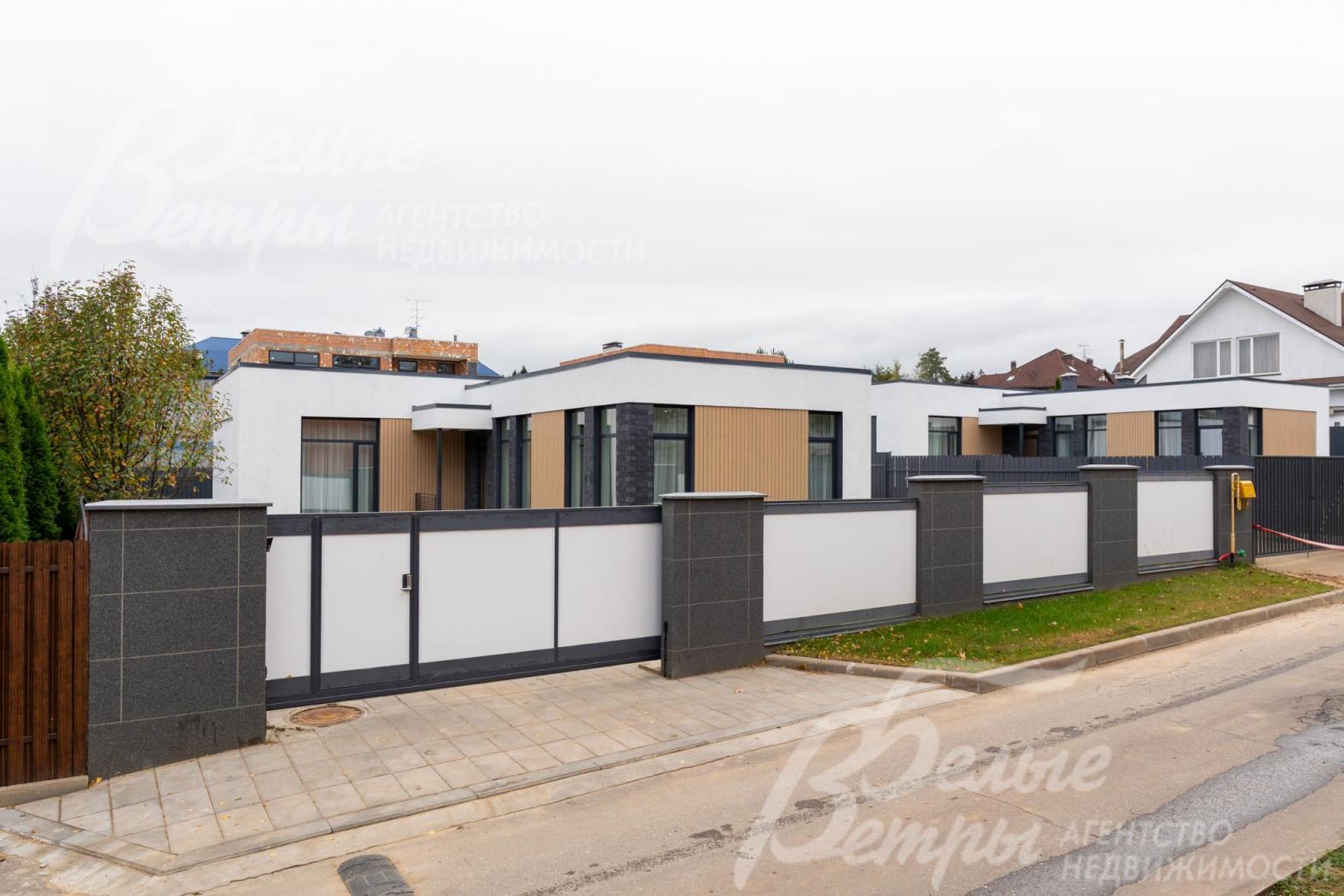 Участок находится в центре коттеджного посёлка, окружённого лесом в 3-х сторон