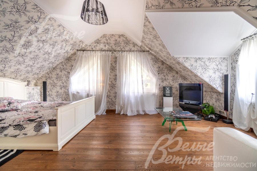 Просторные светлые спальни отделаны в английском классическом стиле с элементами ар-деко.