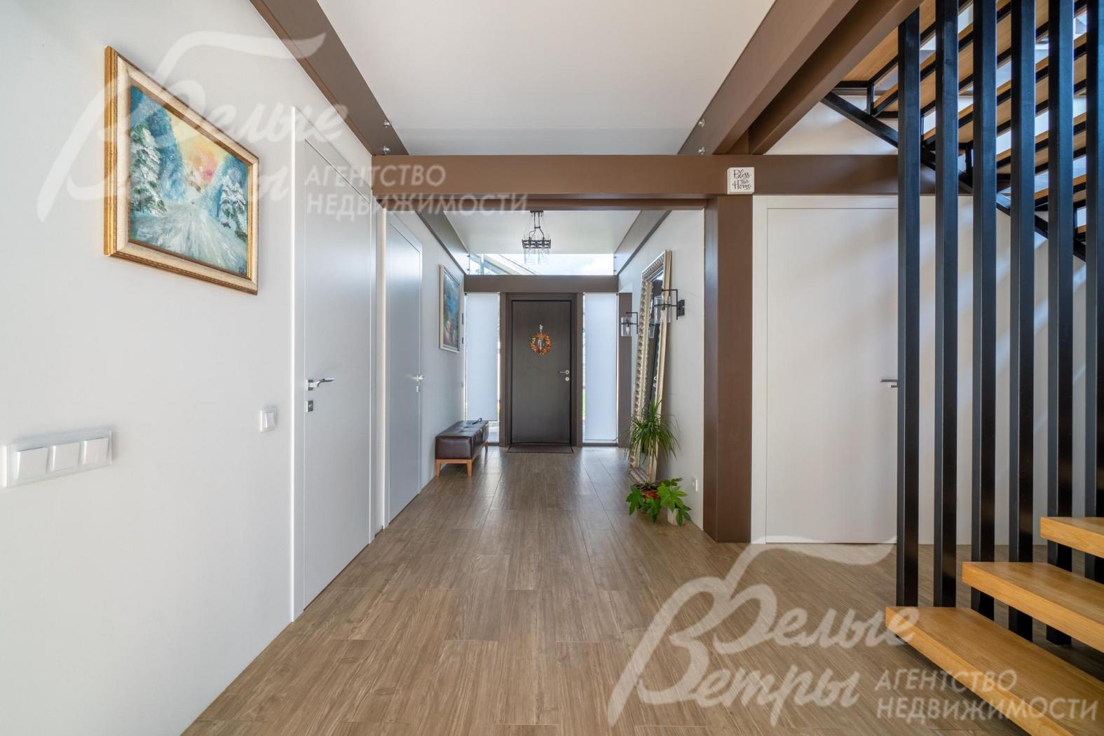 Прихожая. Стены в доме обшиты гипсокартонном в 2 слоя, покрашены в белый цвет