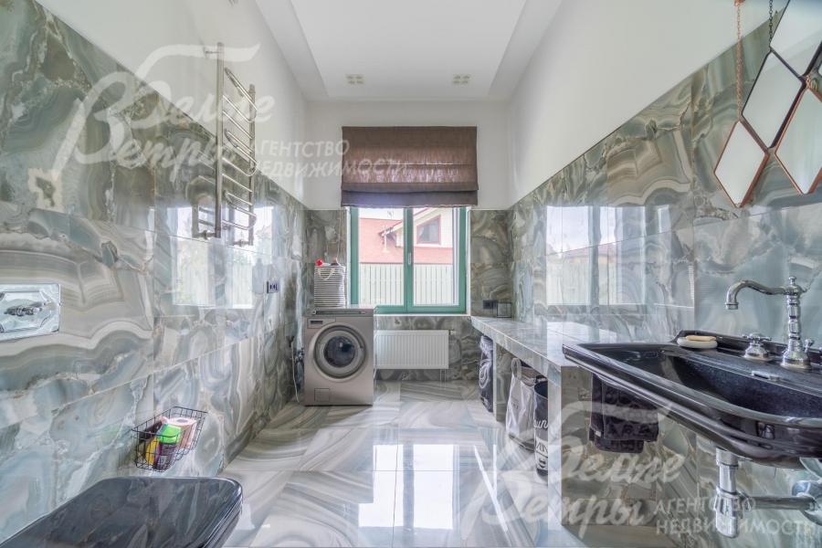 Санузел первого этажа с окном, стиральной машиной