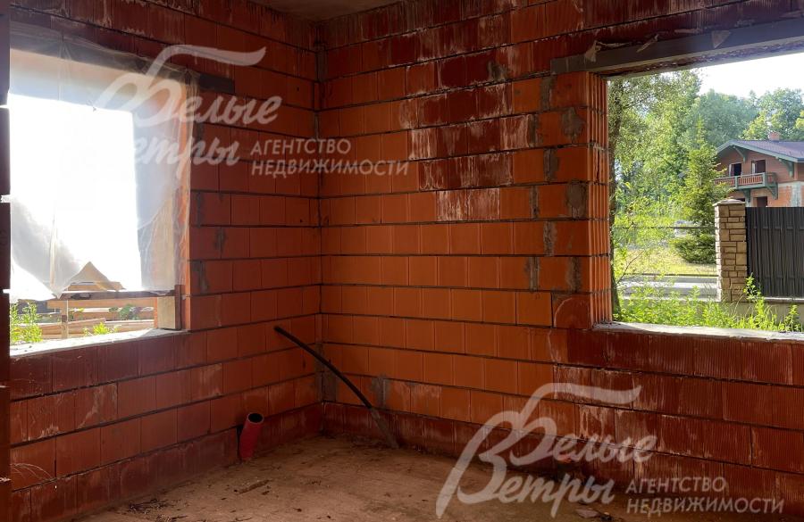 В доме – удобная функциональная планировка. Одна из четырёх спален находится на первом этаже
