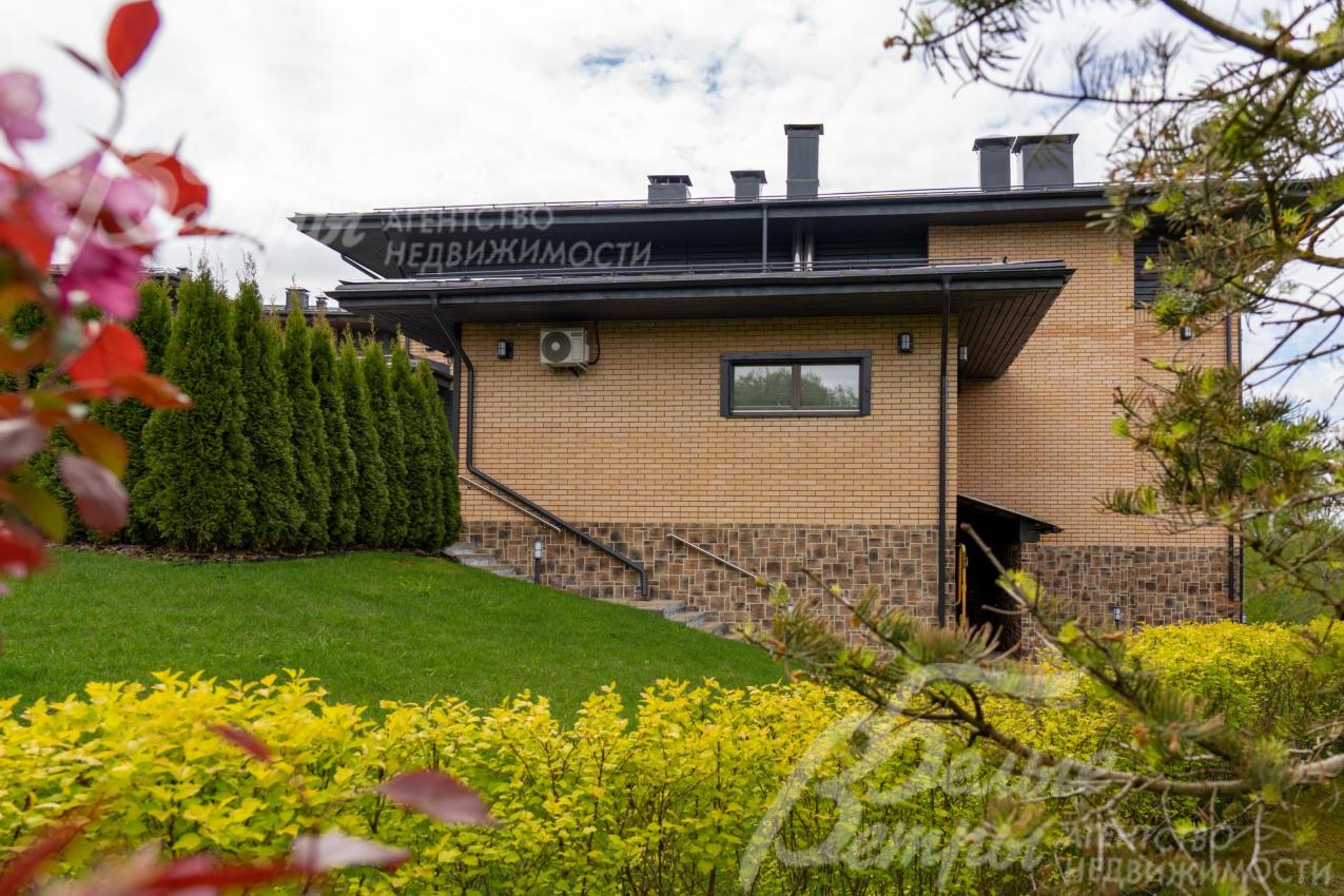 Дом гармонично вписанный в склон, цоколь дома облицован цементной декоративной плиткой