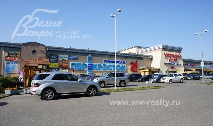 В поселке супермаркет и торговый центр