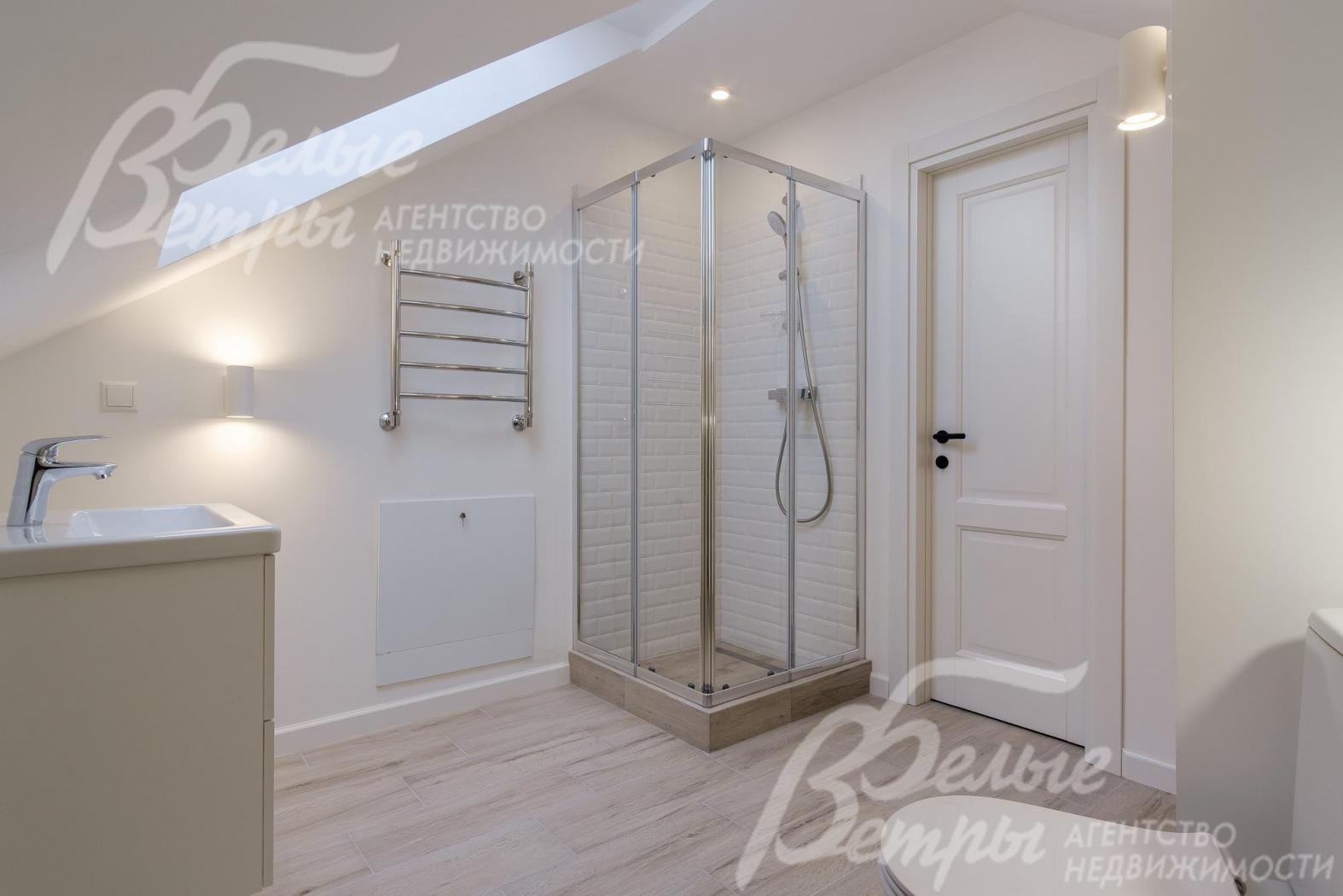 Санузел с душевой кабиной на мансарде