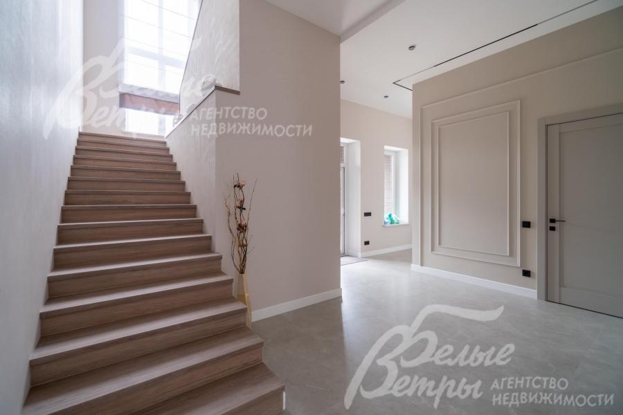 На второй этаж ведёт широкая лестница, ступени - испанский керамогранит