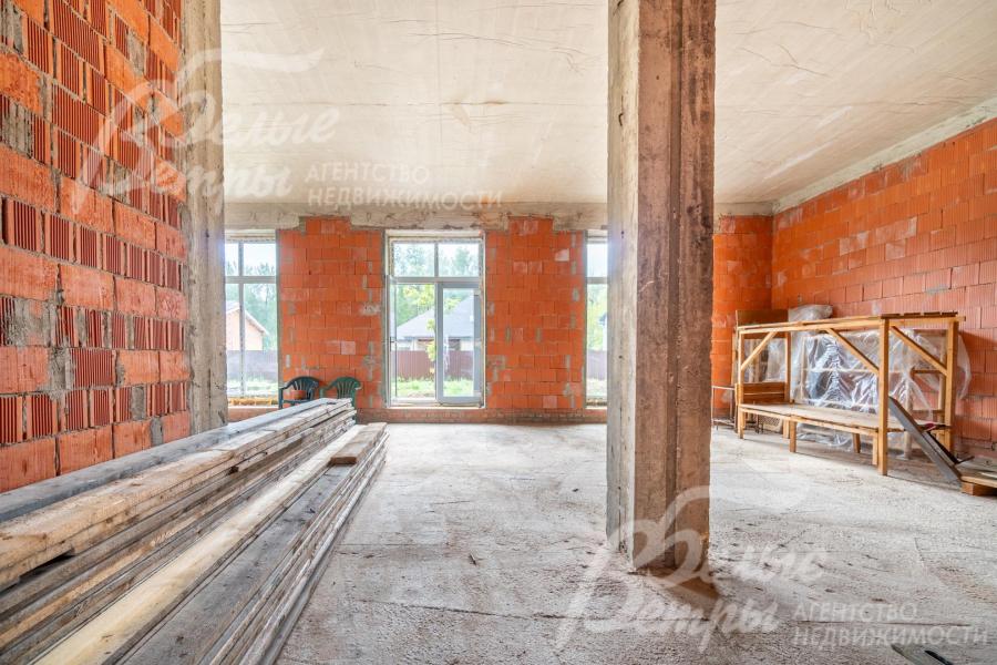 Зона гостиной-столовой: предусмотрена декоративная колонна