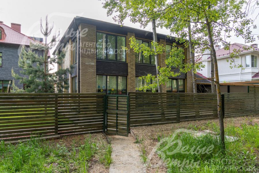 На участке есть собственный выход в лес на благоустроенную территорию