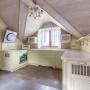 На кухонной зоне - дорогостоящий гарнитур со встроенной техникой