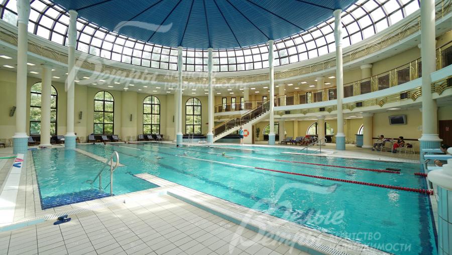 Бассейн в Парк Отеле Теплеево Резорт