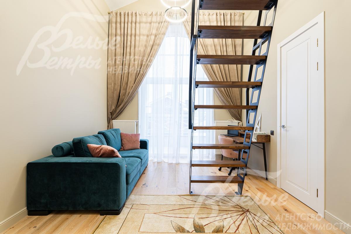 Спальня с балконом и антресолью