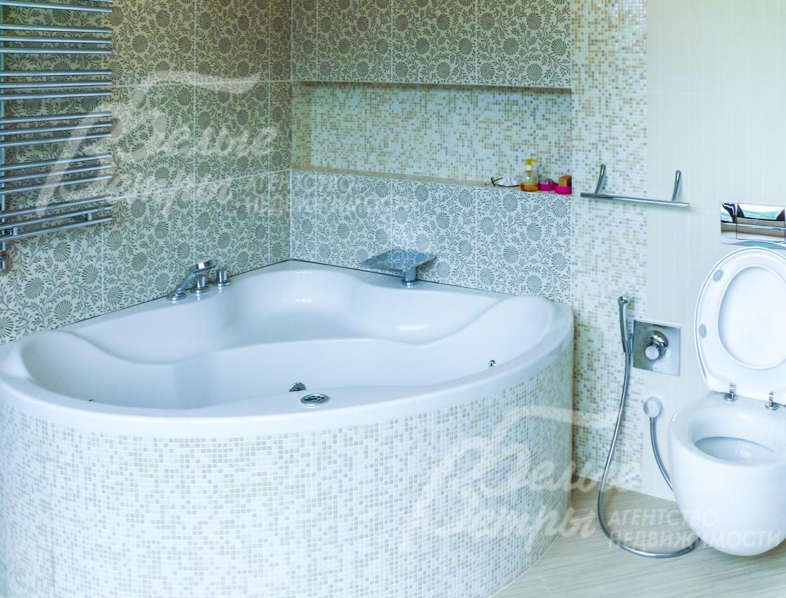 Так же в санузле при главной спальне есть ванна с гидромассажем.