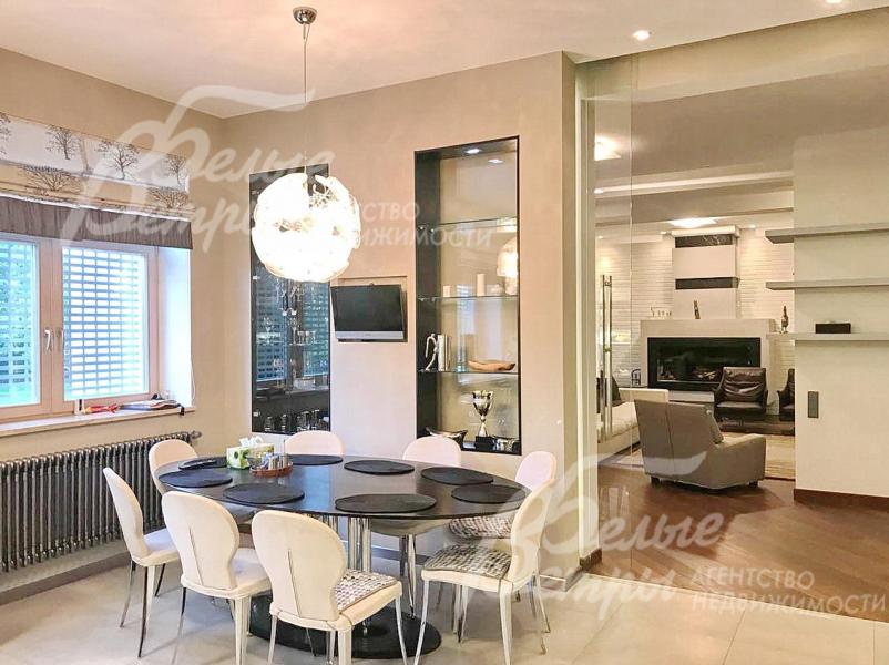 Обеденная зона со столом на 8 персон. 