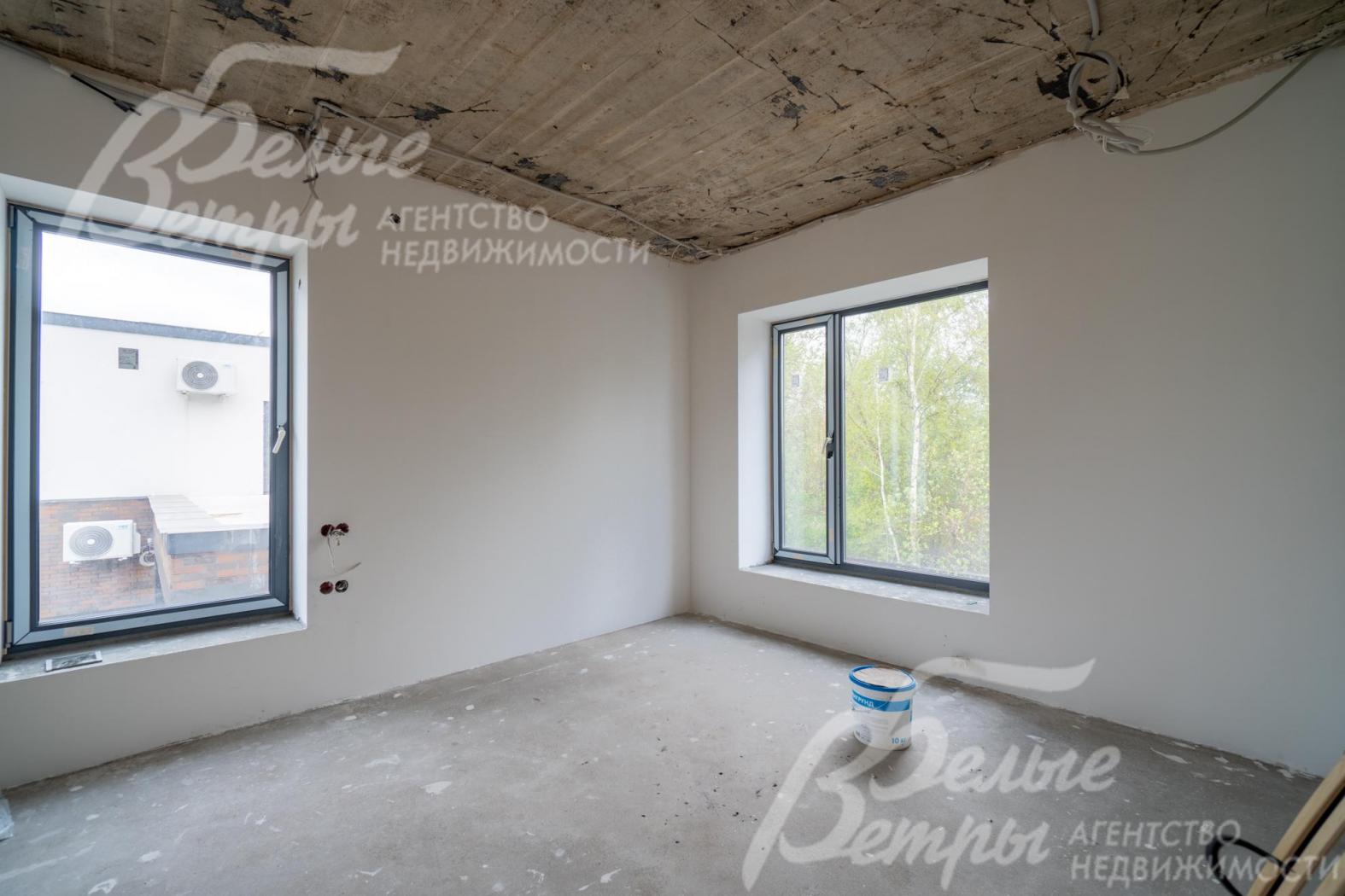 Внешние стены второго этажа отделаны контрастной штукатуркой