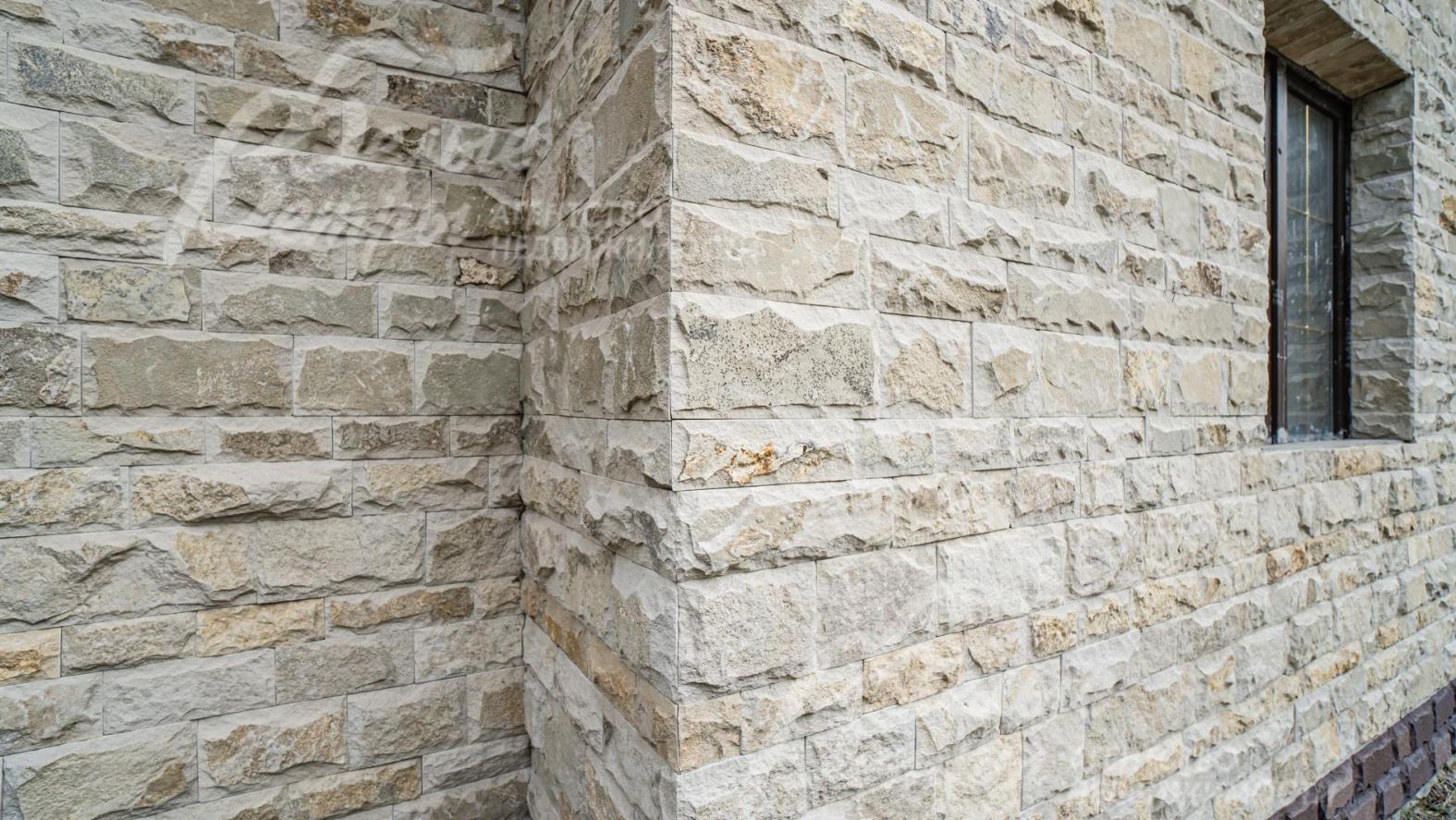 Облицовка стен - камень песчаник