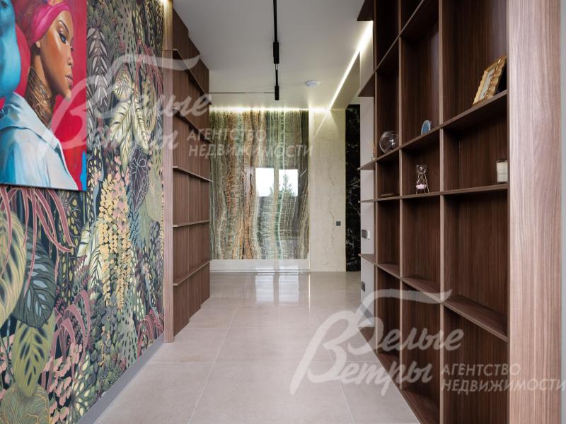 В холле установлены стеллажи