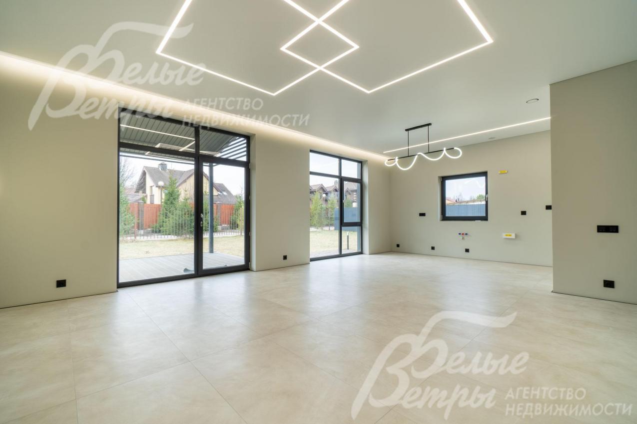 Зона кухни-гостиной-столовой 37 кв.м: с панорамными окнами и обустроенным окном над зоной мойки