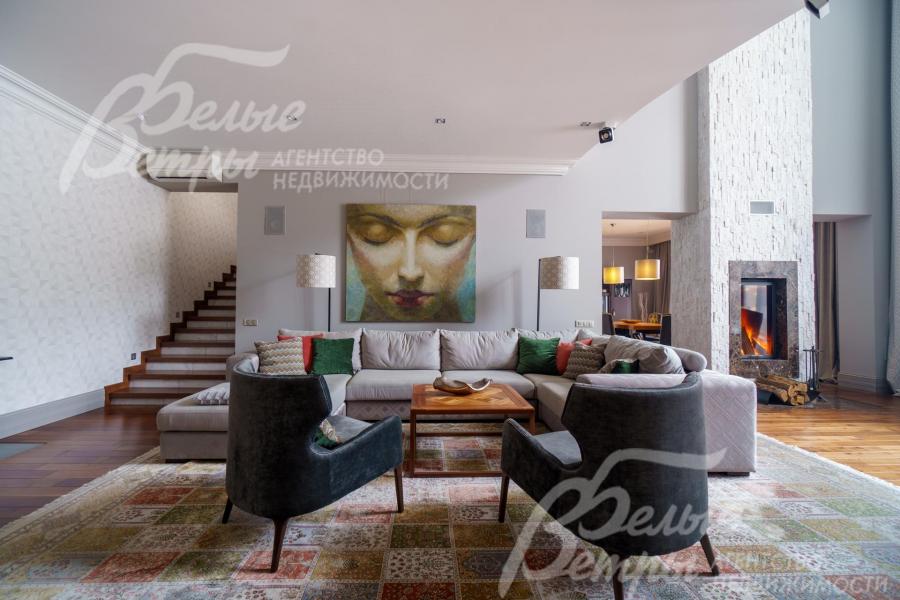 Двухсветная гостиная со сквозным камином в Столовую