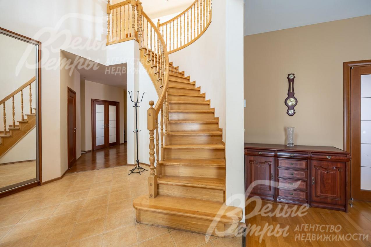 Деревянная лестница в холле 1-го этажа