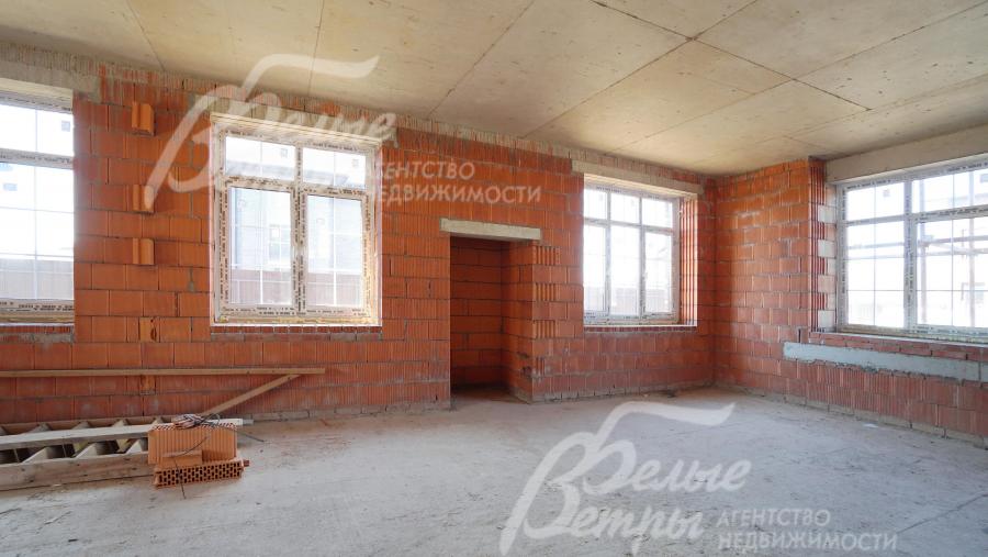 Гостиная с выводом под камин. Высокие потолки 3,2 м