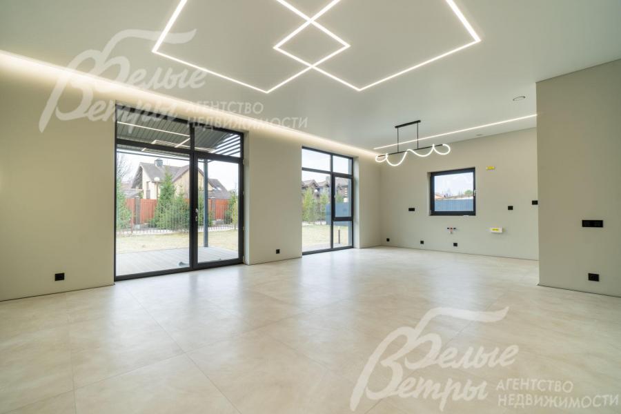 Зона кухни-гостиной-столовой 37 кв.м: с панорамными окнами и обустроенным окном над зоной мойки